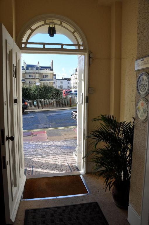 Adelaide House Hotel Лутън Екстериор снимка